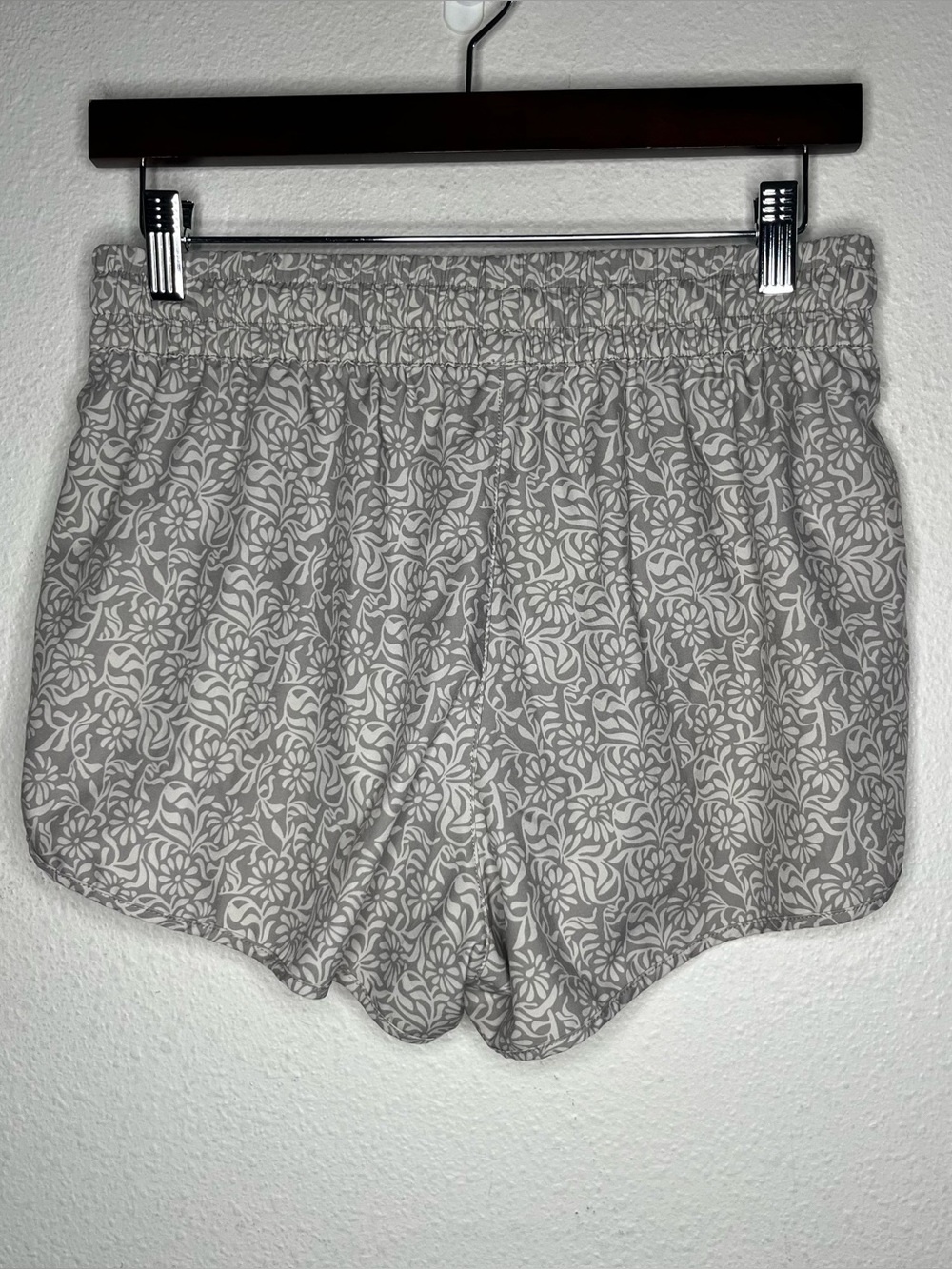 Vuori Grey Pale Wheat Samba Clementine Running Shorts 2.0 Size Medium - Picture 3 of 8